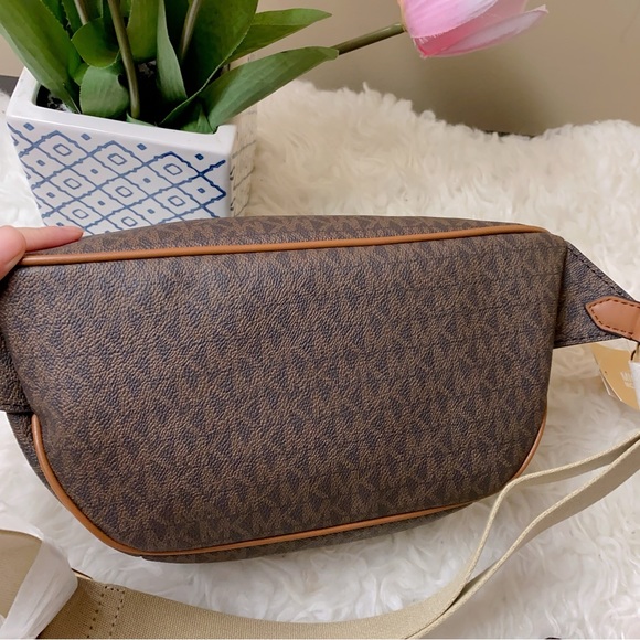 Michael Kors Maisie Large Logo 2-in-1 Sling Pack - Picture 9 of 14